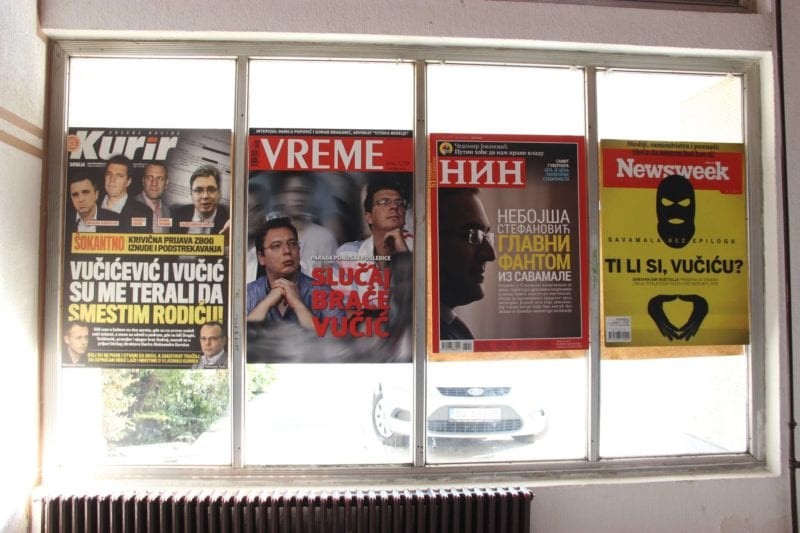 Aktuelne vlasti u Srbiji redovno su meta kritike gotovo svih nedeljnika u zemlji, dnevnog lista Danas, TV N1, dve od tri novinske agencije i brojnih portala zbog čega nema govora o vladavini medijskog mraka u zemlji kako to tvrdi deo opozicije okupljen oko SzS-a